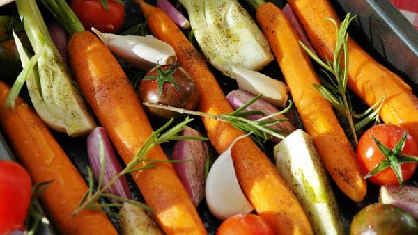 Las zanahorias, espárragos, patatas y ventaja de patatas
