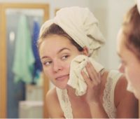 Razones para aplicar hielo en tu rostro todos los días